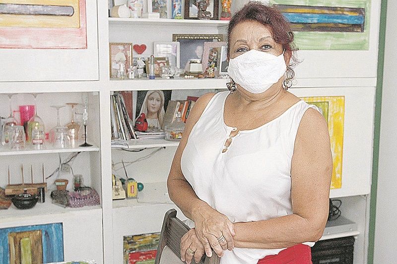 A aposentada Lindinalva dos Santos Ziviani, de 73 anos, faz questão de se vacinar todos os anos contra a gripe (Foto: Leone Iglesias/AT)