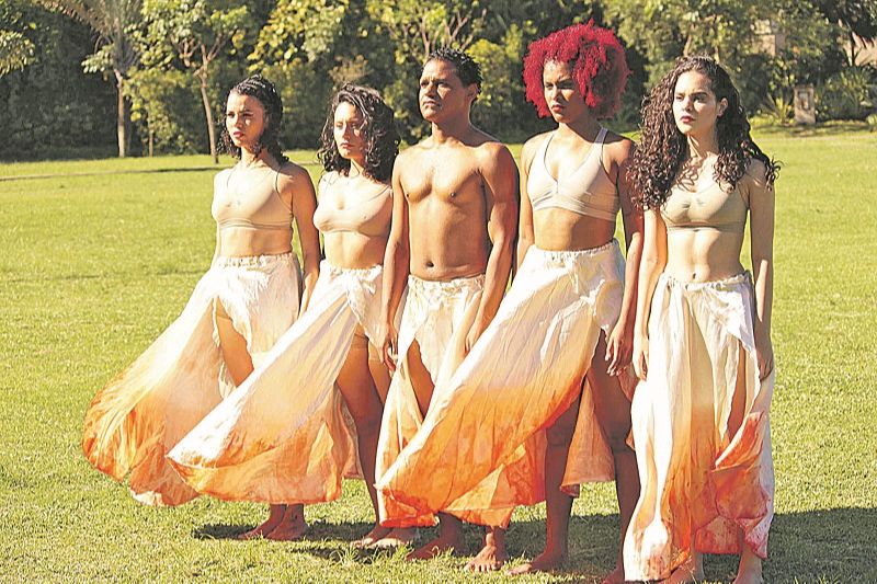 Elenco de “A Sagração da Primavera”: jovem é eleita para ser sacrificada como oferenda ao deus da primavera. (Foto: Marcelo Braga /Divulgação)