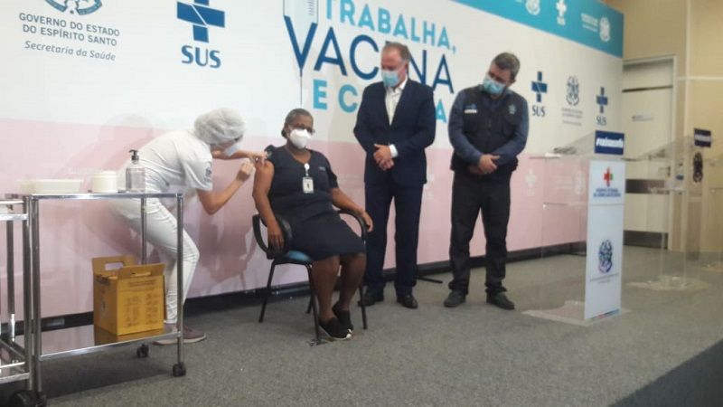 A técnica de enfermagem Iolanda Brito, 55, foi a primeira pessoa a receber a vacina no Estado, no último dia 18 (Foto: Eliane Proscholdt)