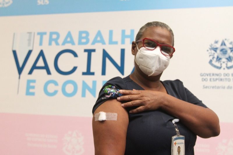 A técnica em enfermagem Iolanda Brito, de 55 anos, é a primeira pessoa no Espírito Santo a receber a vacina contra o novo coronavírus (Foto: Beto Morais/AT)