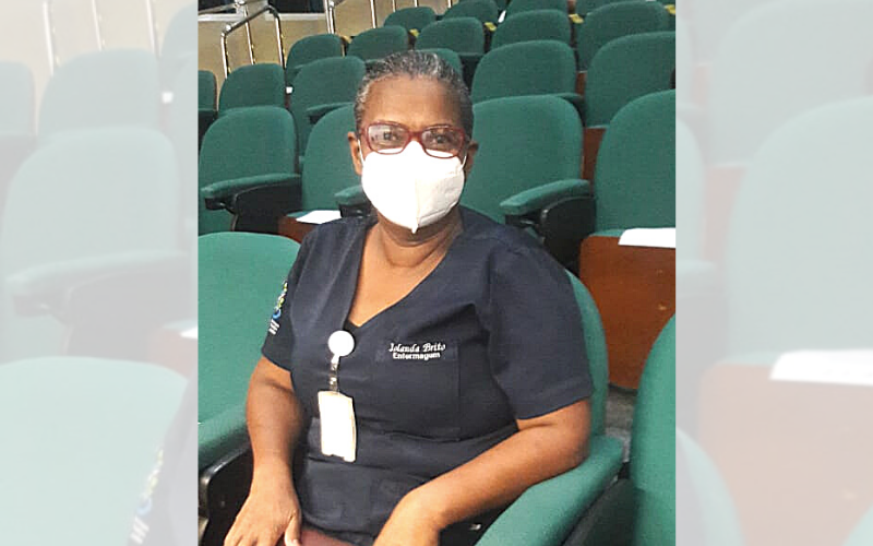 A técnica em enfermagem Iolanda Brito, de 55 anos, é a primeira pessoa no Espírito Santo a receber a vacina contra o novo coronavírus (Foto: Divulgação)