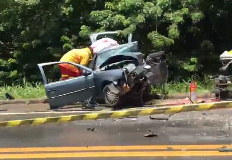 Dois dois carros de passeio colidiram frontalmente na altura do km 232,3 na BR-101 (Foto: Divulgação/ Leitor)