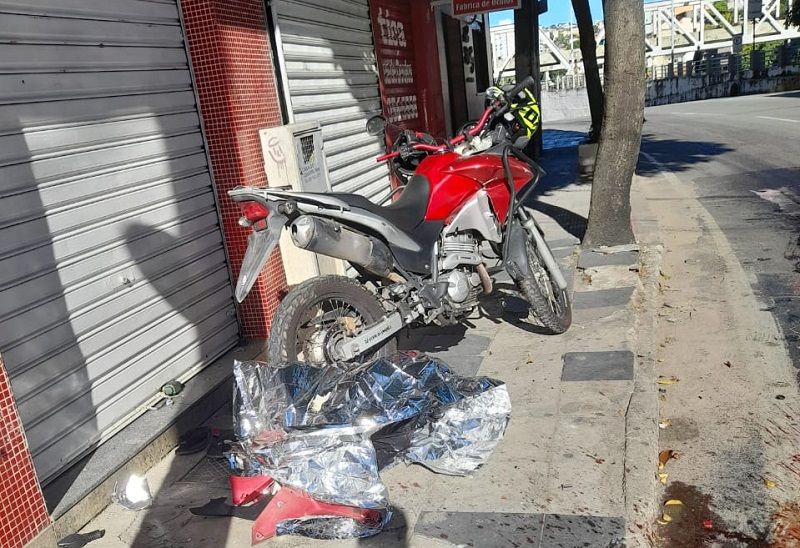 Motociclista morreu na hora ao se chocar contra prédio em Cachoeiro. (Foto: Internauta)