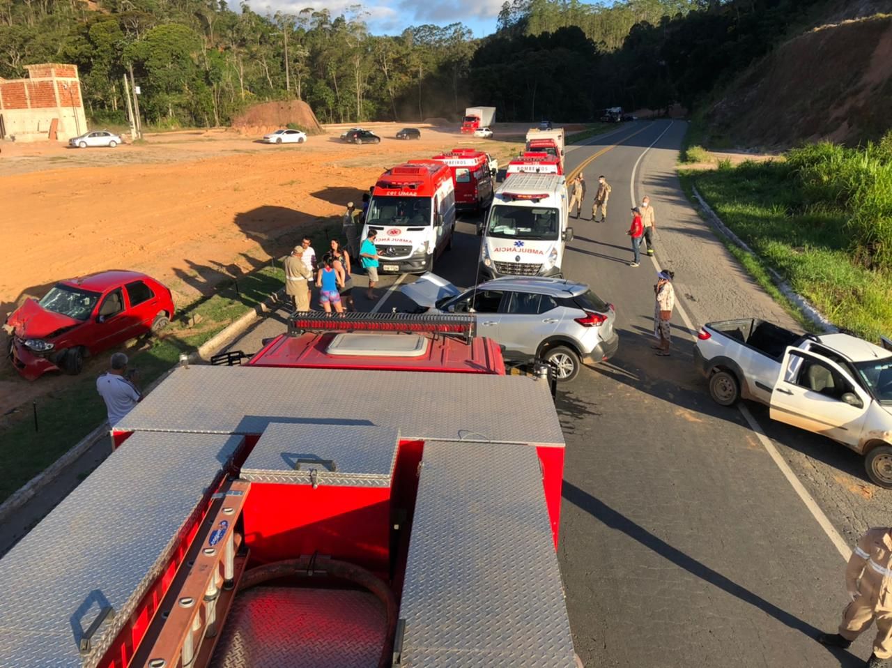 Três pessoas ficaram feridas em acidente com três carros (Foto: Reprodução/ Twitter @bombeirosES)