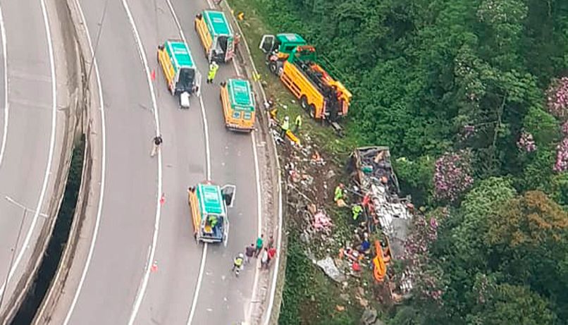 Ônibus saiu da pista e deixou ao menos 21 mortos (Foto: Agência Paraná de Notícias)
