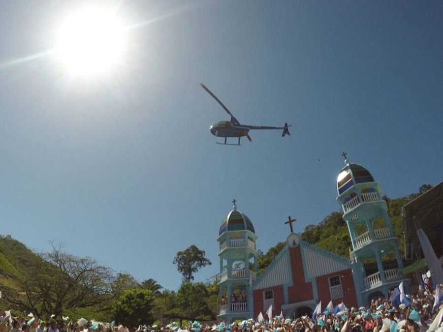 Helicóptero, conduzido por Octávio, sobrevoa a comunidade de Alfredo Chaves (Foto: Júlio Huber / Portal Montanhas Capixabas)