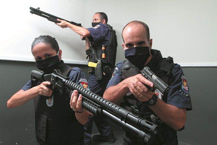 Os agentes Tatiane Ferreira, Abel Padilha e Ramile Pereira testam os novos armamentos. O secretário de Segurança Urbana de Vitória, Ícaro Ruginski, disse que revólveres antigos serão substituídos (Foto: Beto Morais/AT)