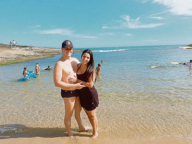 Cristina e Antônio se surpreenderam com a tonalidade do mar (Foto: Roberta Bourguignon)