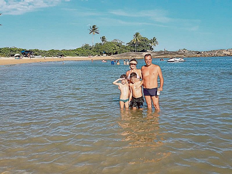 O casal Rejane e Marcos Eduardo passaram a quinta-feira na praia cm os filhos Marcos e Davi. (Foto: Roberta Bourguignon )