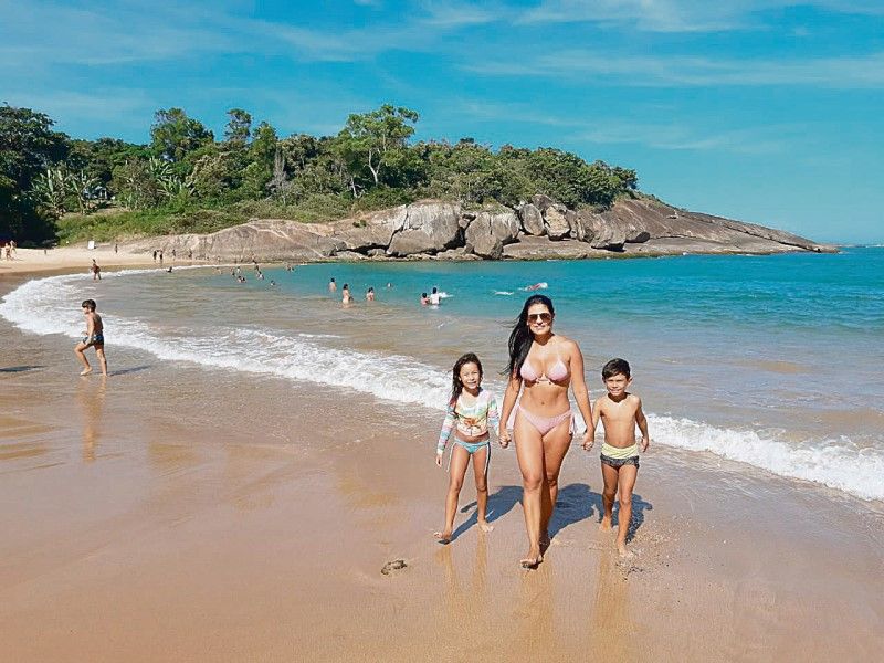 A carioca Marly esteve na Praia dos Padres com o filho Pedro e a sobrinha Manoela. Eles ficaram encantados com a tonalidade da água (Foto: Roberta Bourguignon)