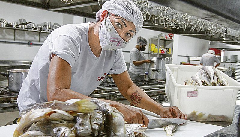 Ajudante de cozinha Claudene Dias de Sousa (Foto: Beto Morais / AT)