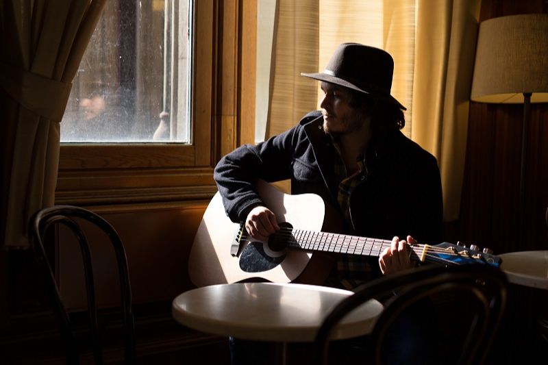 Andrew Laureth, que é Santa Teresa, destaca temática de novo álbum: “As letras falam sobre esperança e fé”. (Foto: Bart Slaman/Divulgação)