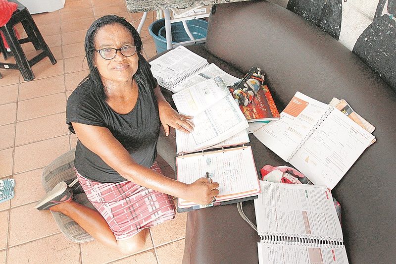 A dona de casa Raquel Goulart ficou impossibilitada de estudar durante anos por conta da saúde debilitada (Foto: Leone Iglesias/AT)
