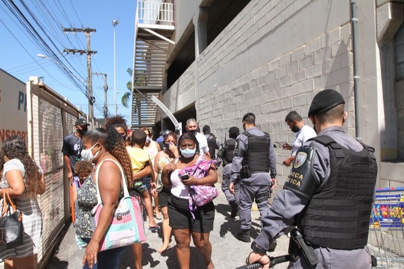 Após a chegada da polícia, hipermercado decidiu fechar mais cedo (Foto: Beto Morais/AT)