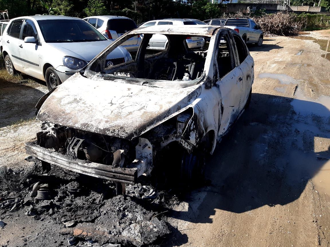Depois de executarem a tiros dois primos no meio da rodovia em Atílio Vivácqua, bandidos atearam fogo no carro em que as vítimas estavam (Foto: Antônio Geraldo)