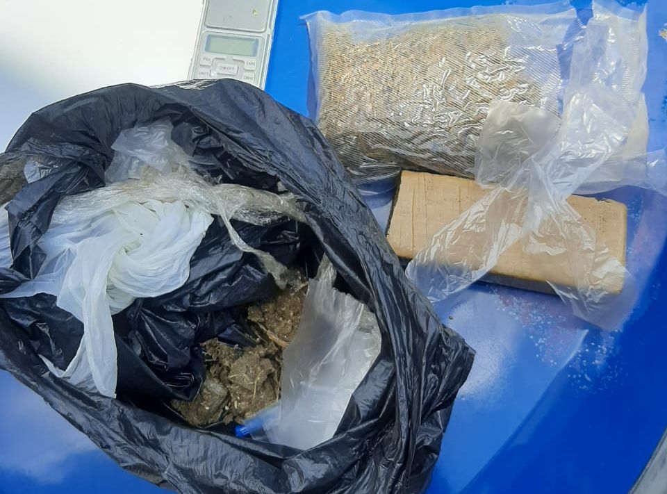 Foram apreendidos droga e uma balança de precisão. (Foto: Divulgação/Notaer)