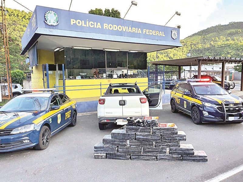 A PRF apreendeu 343 kg de maconha em um Fiat Toro (Foto: Divulgação)