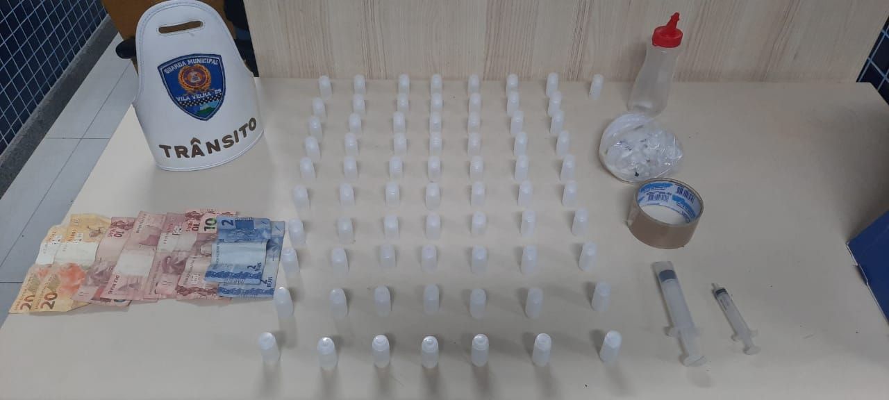 Guarda apreendeu frascos de loló cheios e vazios, material para confeccionar a droga e dinheiro. (Foto: Divulgação)
