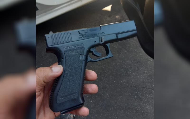 Simulacro de arma de fogo apreendida com suspeito (Foto: Divulgação)