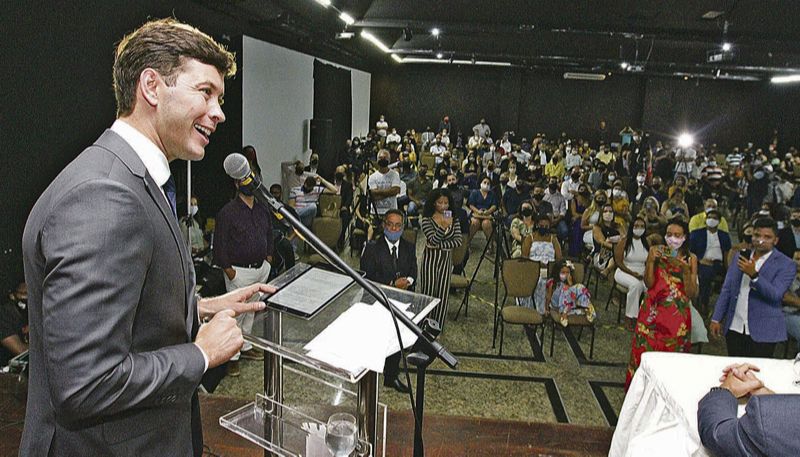 Arnaldinho tomou posse em cerimonial: ele fará auditoria de todos os tipos de contratos da prefeitura (Foto: Leone Iglesias/AT)