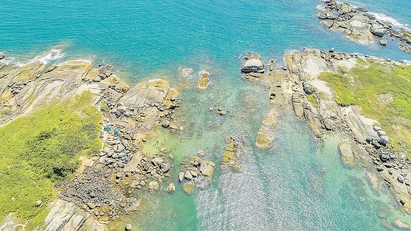 Arquipélago de Itatiaia, em Vila Velha: grande procura de frequentadores fez aumentar quantidade de lixo (Foto: Leonardo Merçon/ Instituto Últimos Refúgios)