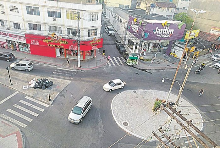 Trecho da avenida Expedito Garcia, em Campo Grande, onde lixo está sendo descartado irregularmente (Foto: Carolina Breda Gonçalves)