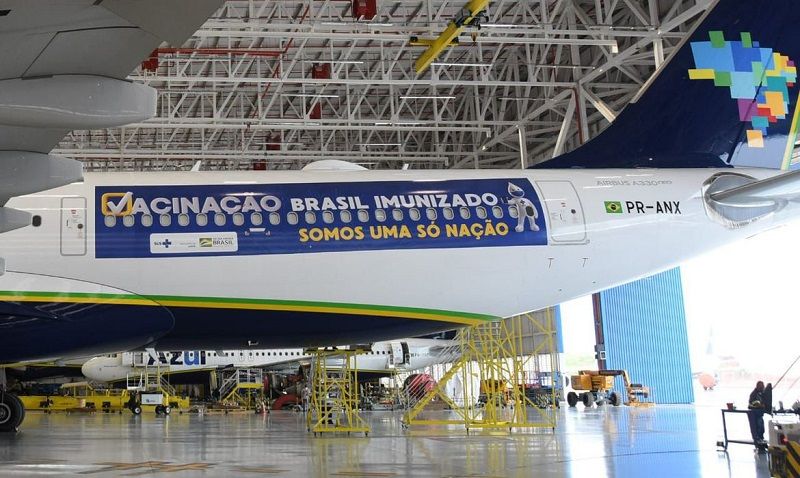 Avião da companhia aérea Azul vai buscar 2 milhões de doses da vacina contra a Covid-19 importadas da Índia (Foto: Divulgação/Min. da Saúde)