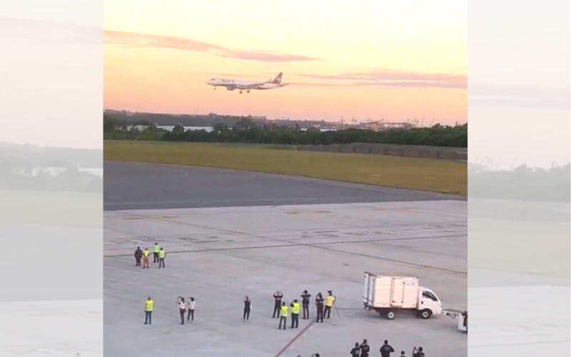 Avião chega ao Estado trazendo as primeiras doses da vacina contra a Covid (Foto: Reprodução de vídeo/Instagram)