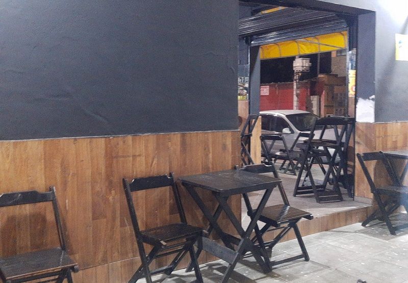 O decreto da prefeitura proíbe som na praia, bares abertos e restringe o horário de funcionamento de restaurantes e quiosques (Foto: Roberta Bouguignon)