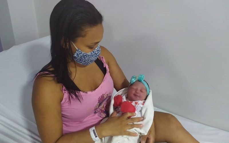 Apesar do susto, a bebê nasceu saudável e está internada no hospital junto com a mãe (Foto: Acervo Pessoal)