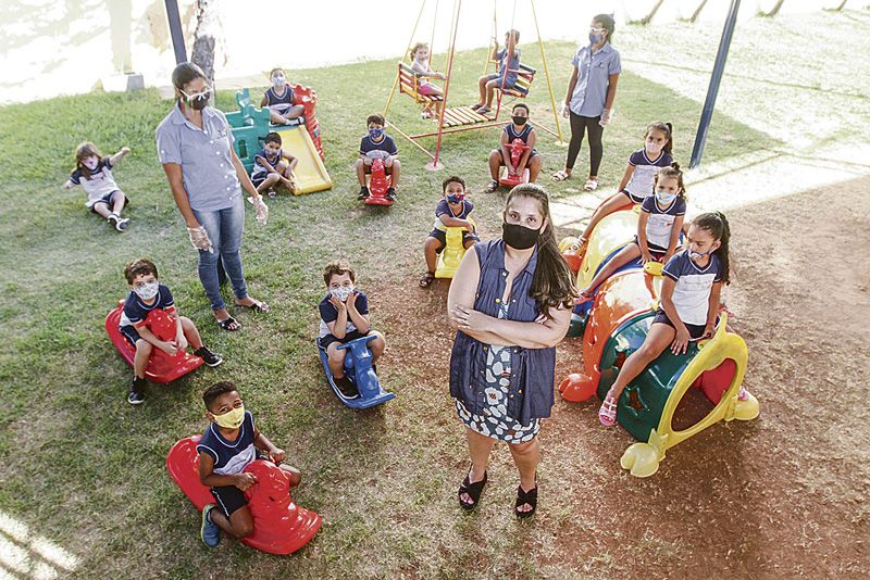 Com máscaras, crianças se divertem em colônia de férias de creche (Foto: Beto Morais / AT)