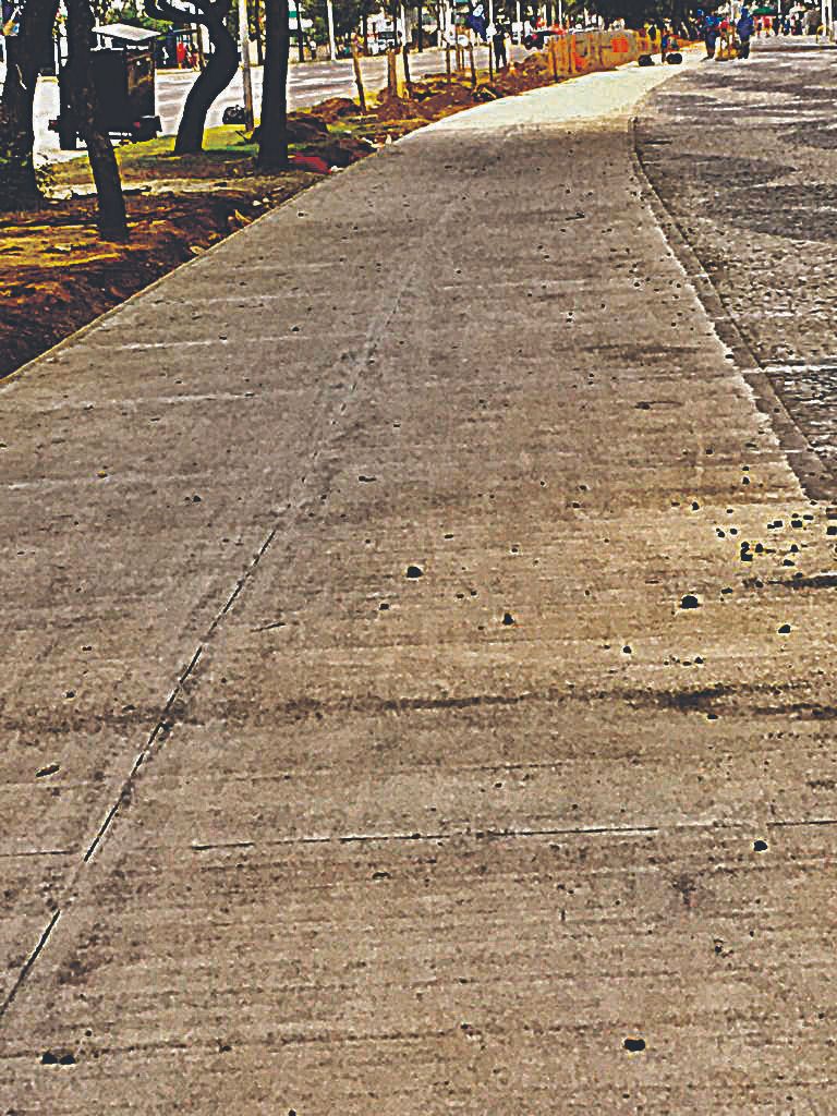Piso irregular em ciclovia, em Jardim Camburi. (Foto: Claiton Vigna)