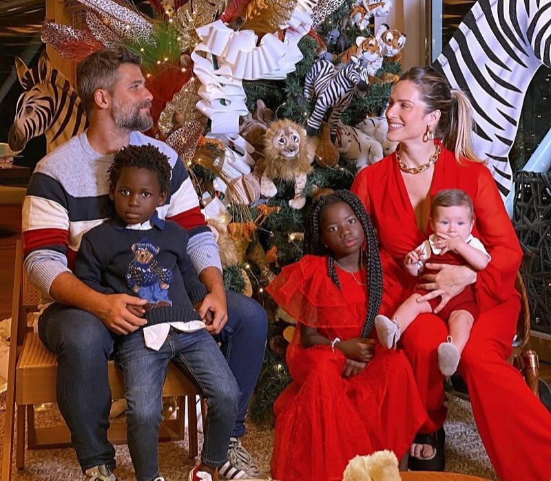 Bruno Gagliasso e Giovanna Ewbank com os três filhos (Foto: Reprodução/Instagram)