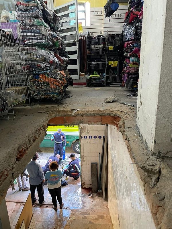 Buraco em que seu Dionísio caiu (Foto: Divulgação)