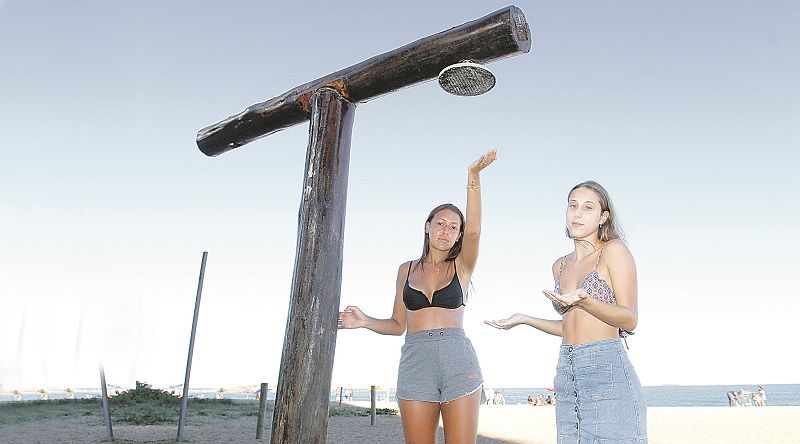 Maria Eduarda Araújo Feliciano e Melina Souto Melo Bonela dizem que já desistiram de procurar por água nos chuveiros de Vila Velha (Foto: Leone Iglesias/AT)