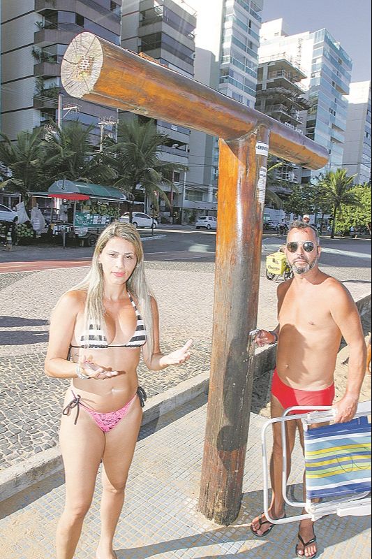 O casal Débora Vieira, de 39 anos, e Flávio Costa, de 47 anos. (Foto: Leone Iglesias/AT)
