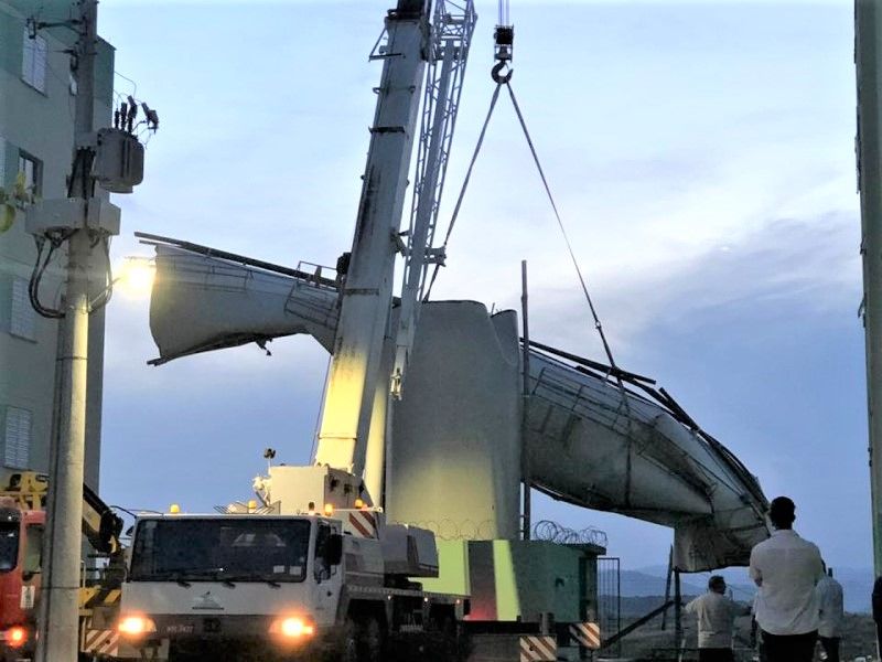 Torre d'água que ficou caída sobre prédio foi removida nesta quarta (6). (Foto: Divulgação/Cobra Engenharia)