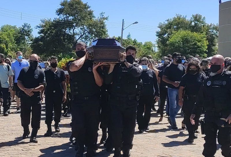 Caixão de Rodrigo Figueiredo da Rosa é carregado por amigos (Foto: Divulgação/Whatsapp)