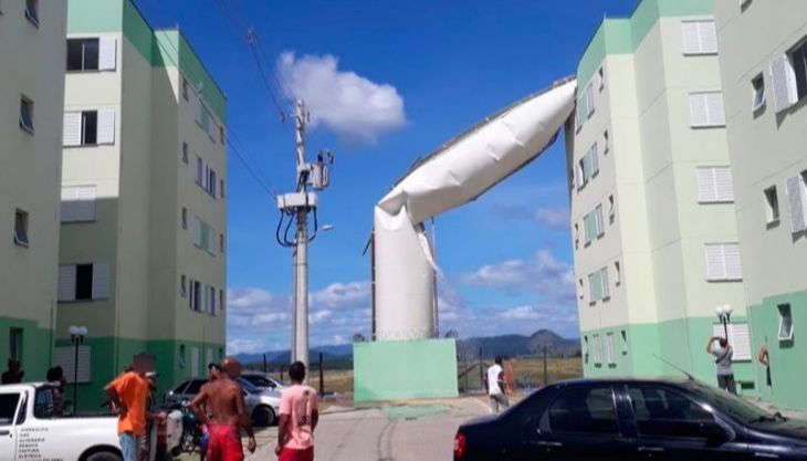 Uma das caixas atingiu a parede de um dos apartamentos (Foto: Compartilhado via WhatsApp)