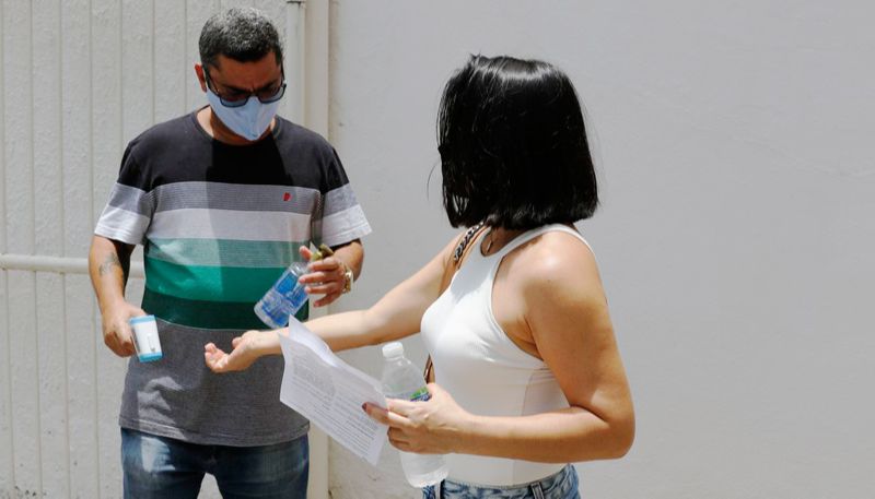 Candidata chega para fazer a prova (Foto: Fernando Frazão/Agência Brasil)