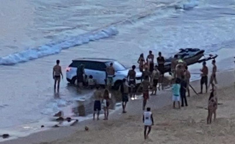Um turista que visitava as praias de Guarapari ficou com o carro atolado na areia da praia durante a tentativa de retirar o Jet Ski do mar (Foto: Divulgação/ Whatsapp)
