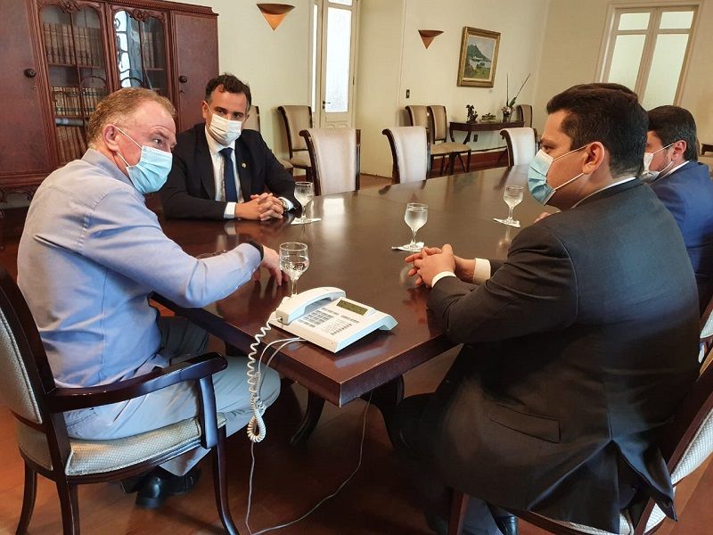 Casagrande, com Rodrigo Pacheco, Alcolumbre e Do Val: candidato à presidência do Senado recebeu elogios (Foto: Secom/ES)