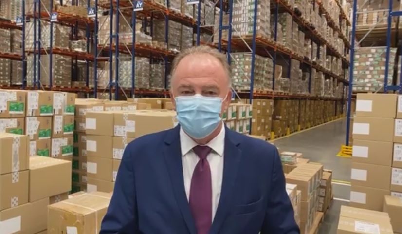 Governador Renato Casagrande recebe simbolicamente lote de vacinas contra a Covid-29, em São Paulo. (Foto: Reprodução/Facebook)