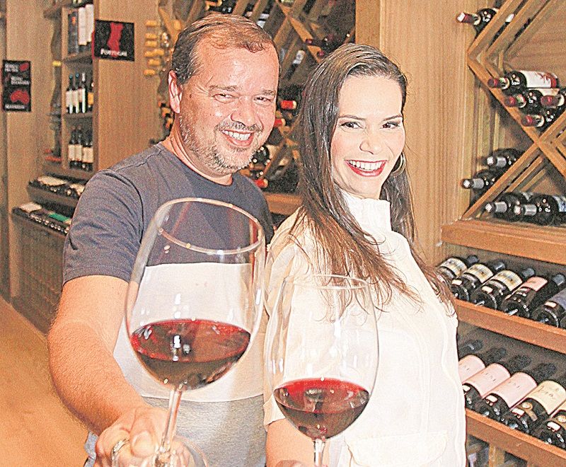 Emerson Tomate e Anna Costa promovem lives e cursos sobre vinhos (Foto: Kadidja Fernandes/ AT)