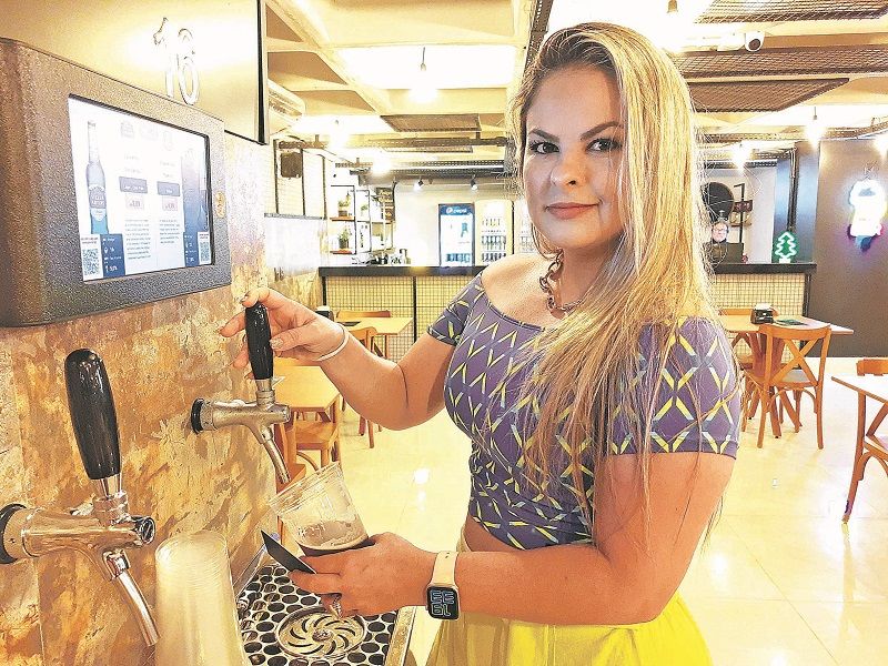 A empresária Flávia Carvalho inaugurou a cervejaria Deck Beer Beach, na Praia do Morro. (Foto: Roberta Bourguignon/AT)