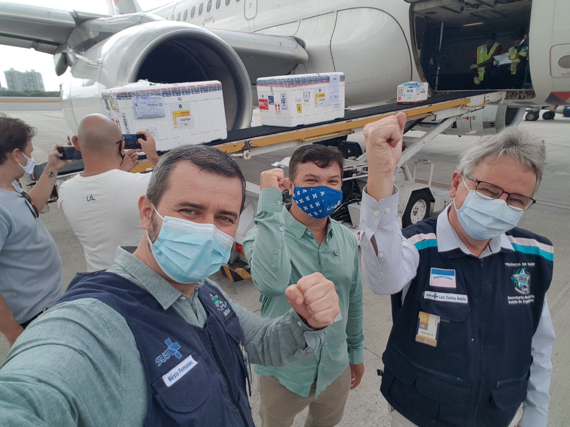 Chegada das doses da vacina de Oxford no Aeroporto de Vitória (Foto: Reprodução/ Twitter @dr_nesio)