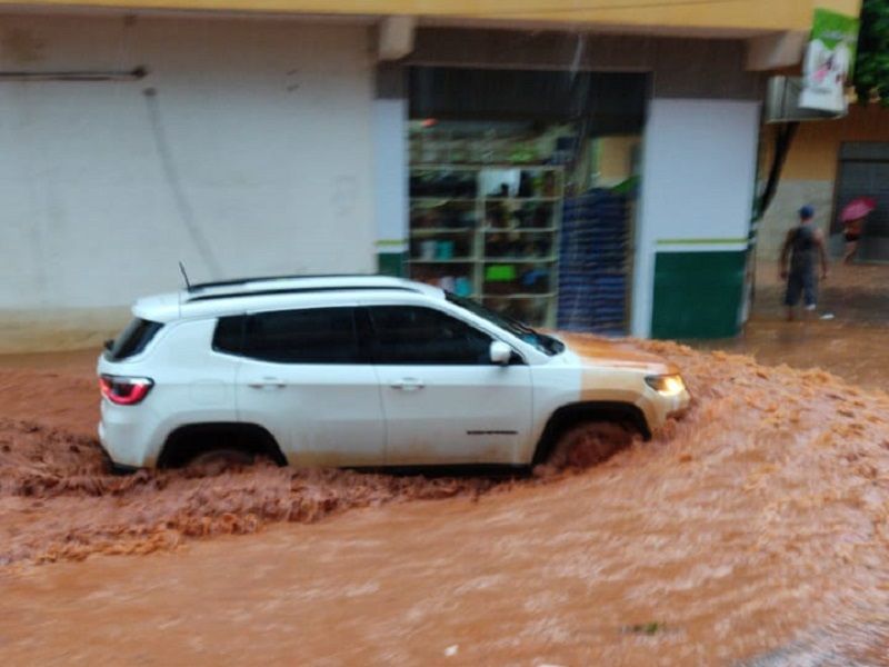 Uma forte chuva que durou quase duas horas alagou ruas do distrito de Itaoca (Foto: Divulgação)