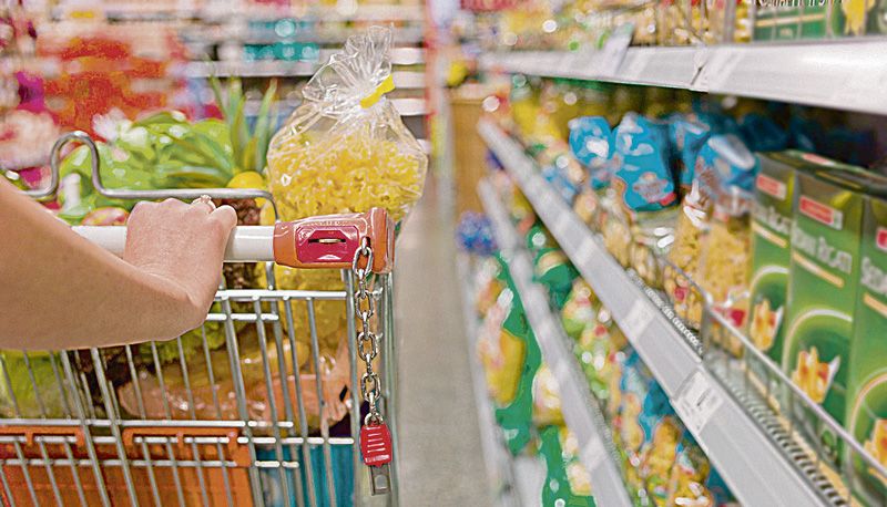 Consumidor em supermercado (Foto: Divulgação)