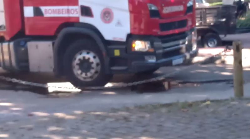 Corrente impediu o acesso do caminhão do Corpo de Bombeiros (Foto: Enviado por WhatsApp)