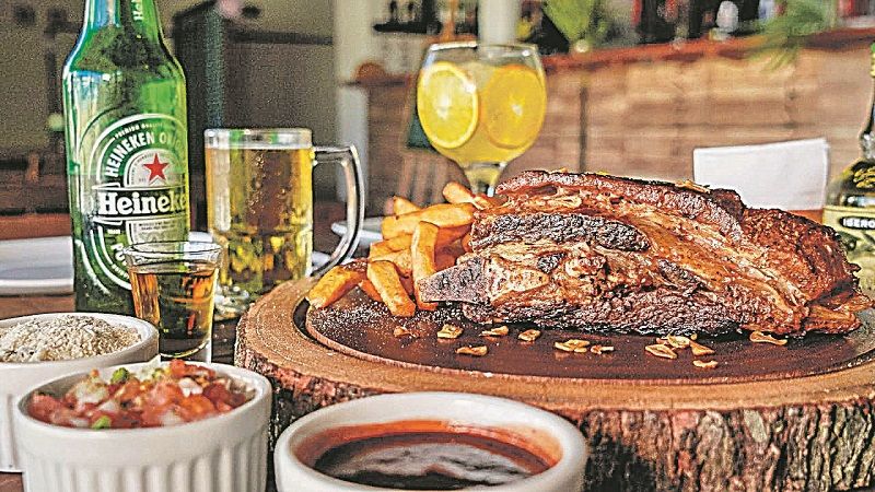 A Bambam Costelaria, na Praia do Morro, conta com petiscos, lanches, guarnições e pratos. Um dos mais pedidos é a costela rojão novilha (Foto: Gustavo Teodoro/Divulgação)
